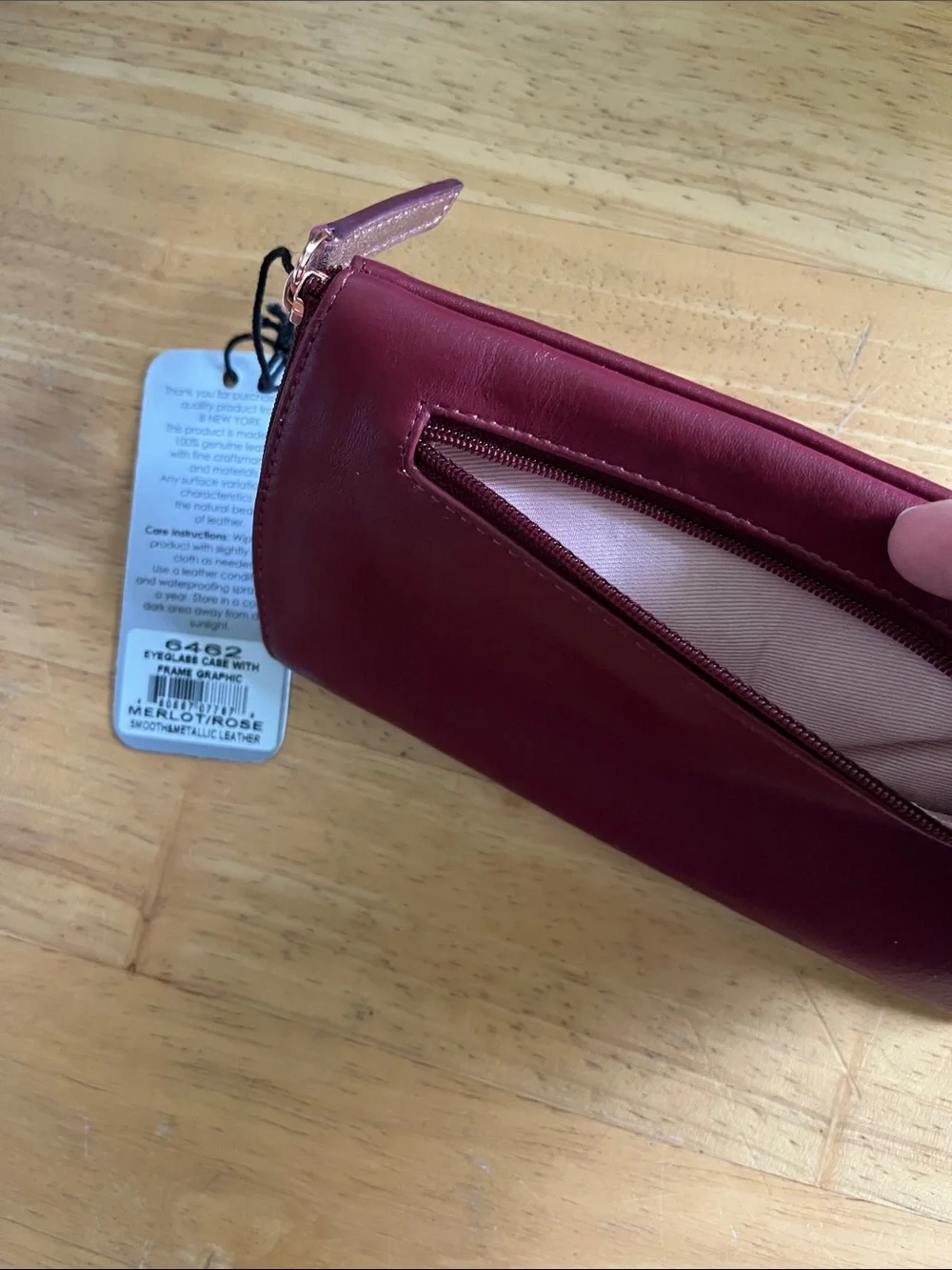 ili New York eyeglass case with frame graphic in Merlot and metallic rose
